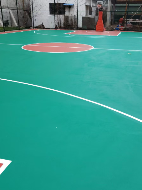 永嘉 球场长期使用易出现地面开裂